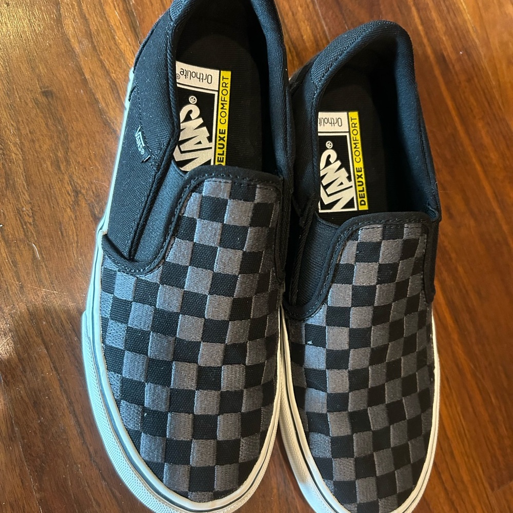 Boys 7.5 Classic Slip On. Asher Delux Vans